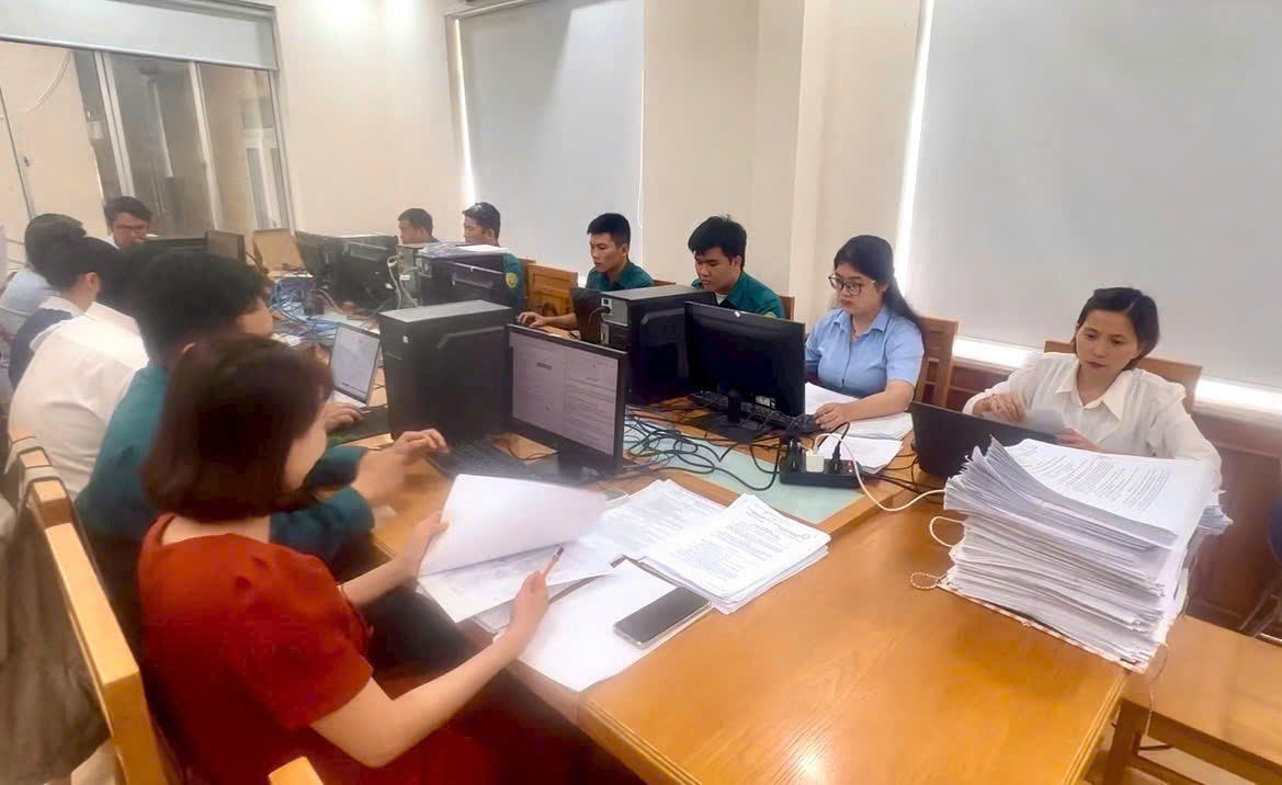 Cán bộ, công chức và lực lượng hỗ trợ khẩn trương xử lý, cập nhật dữ liệu hôn nhân đảm bảo tiến độ Chiến dịch 90 ngày đêm “làm sạch dữ liệu hôn nhân”. Cán bộ, công chức và lực lượng hỗ trợ khẩn trương xử lý, cập nhật dữ liệu hôn nhân đảm bảo tiến độ Chiến dịch 90 ngày đêm “làm sạch dữ liệu hôn nhân”.